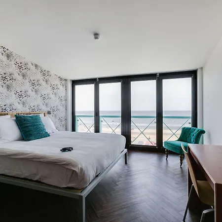 Beachhouse Hotell 4*