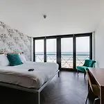 Beachhouse Hotell 4*